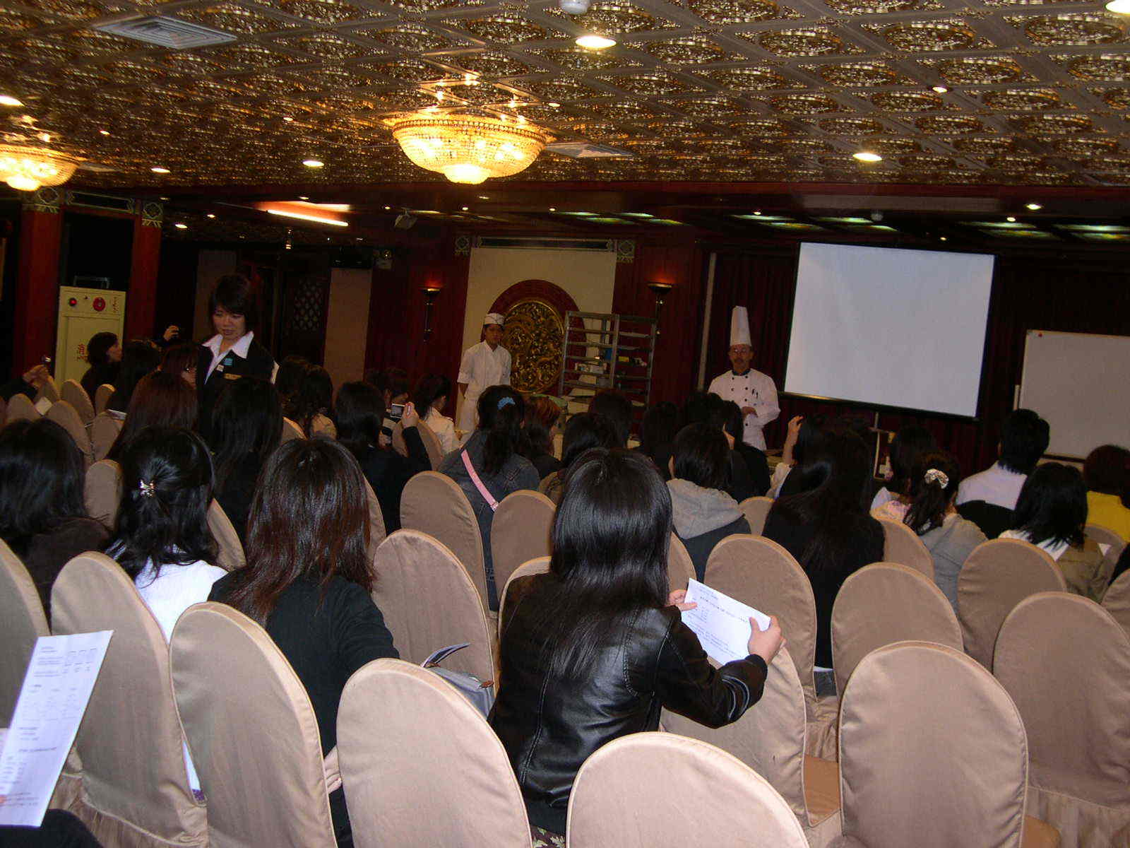 圓山飯店主管為學生們介紹：圓山飯店的主廚為同學們親身示範做巧克力